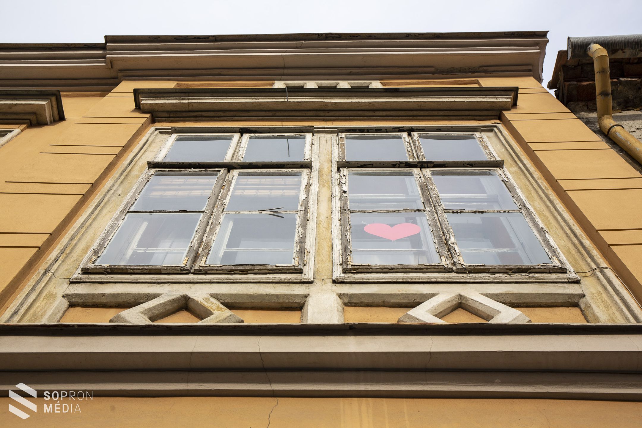 Sopronban is egyre több szívecske bukkan fel az ablakokban