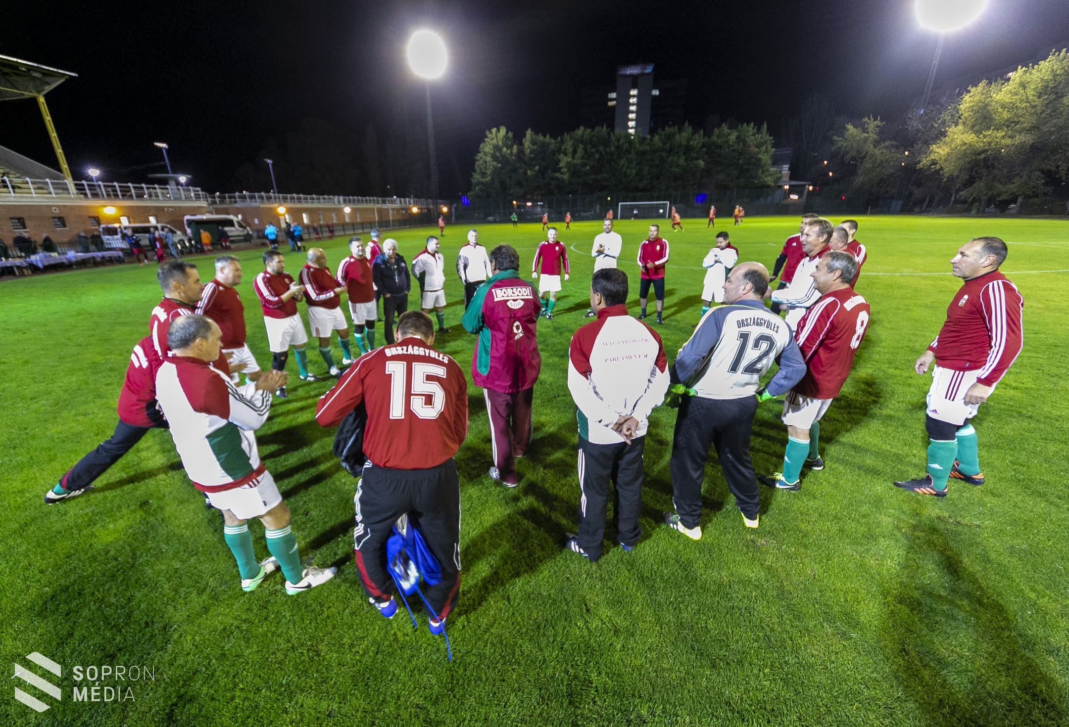 Barátságos csata a pályán – a Parlament csapata Sopron közéleti válogatottjával játszott futballmérkőzést