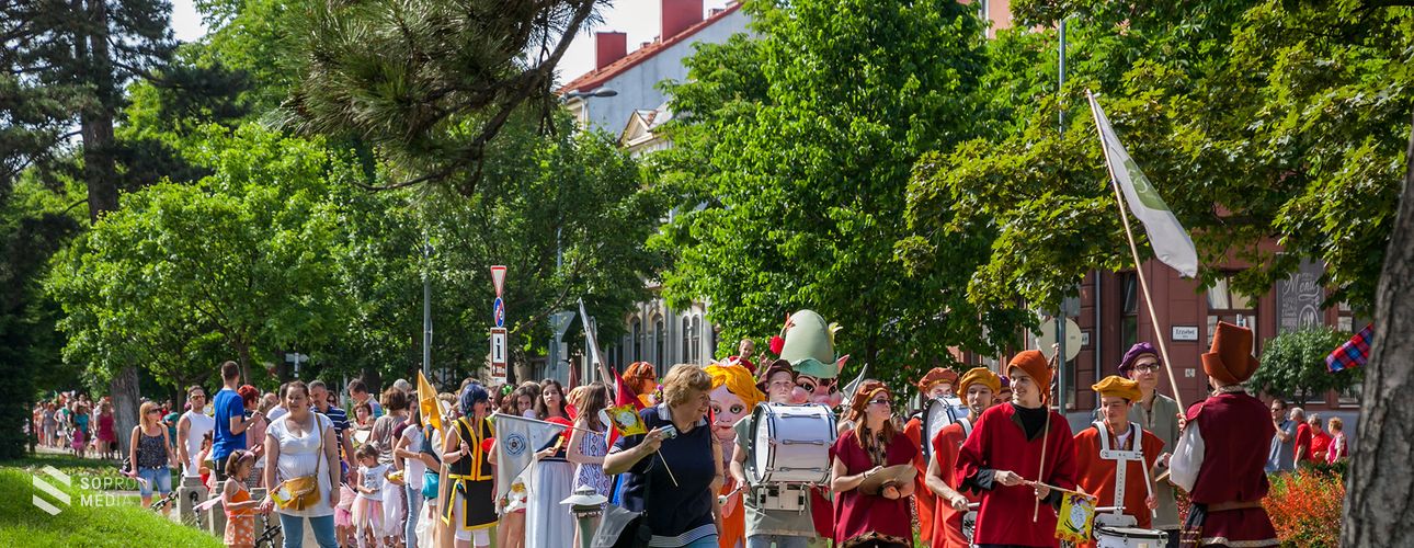 Tündérek és manók százai vonultak Sopronban