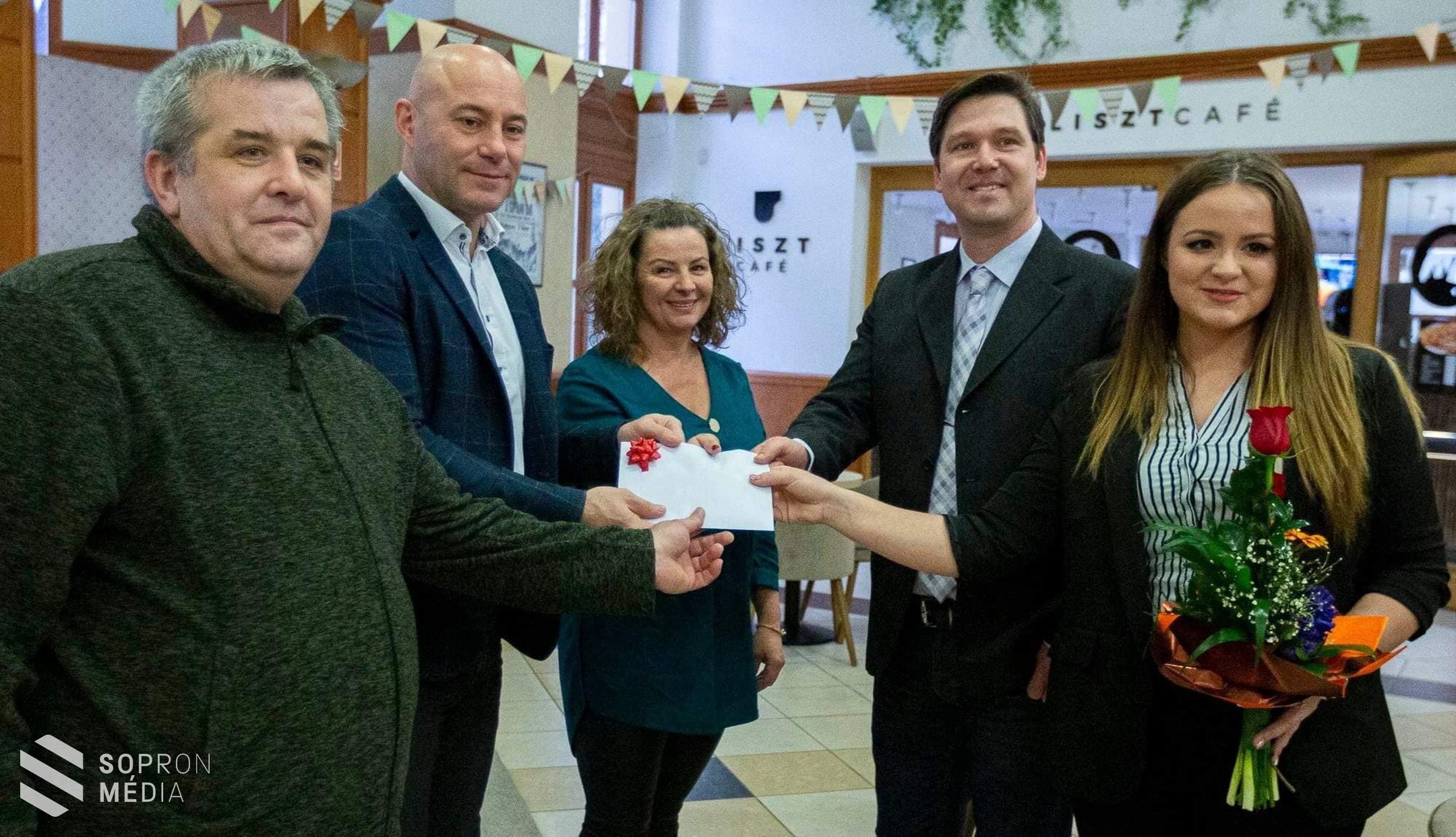 Fotósok egy jó célért – 500 ezer forintot gyűjtöttek a Szent Márton Gyermekmentő Szolgálat részére