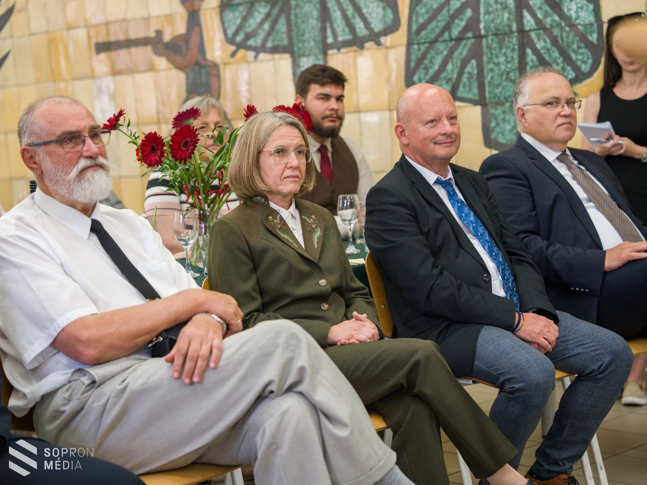 Pedagógusnap alkalmából köszöntötték az oktatókat a Roth Gyula Kollégiumában