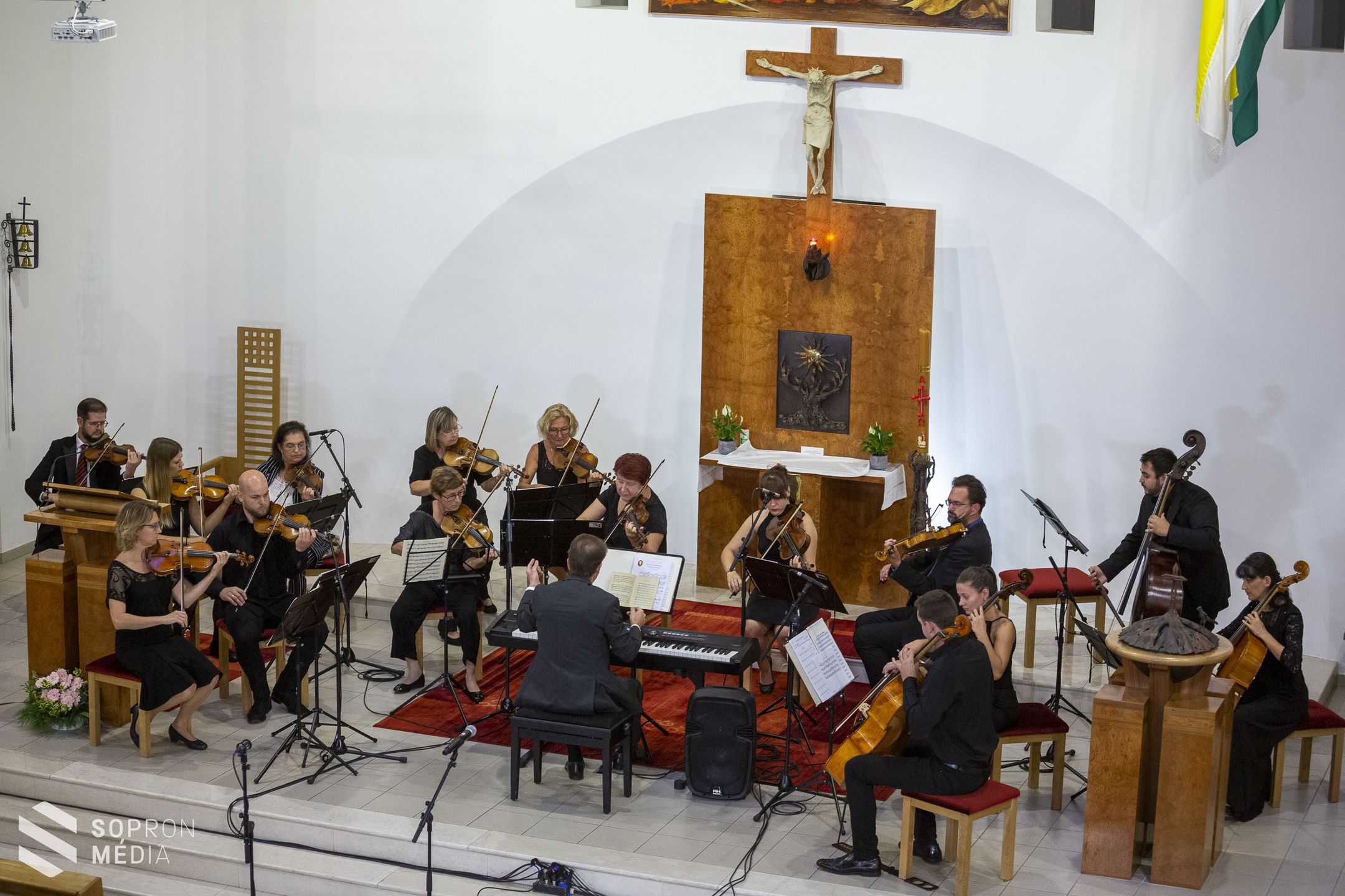 Templomi koncert a Jereván lakótelepen