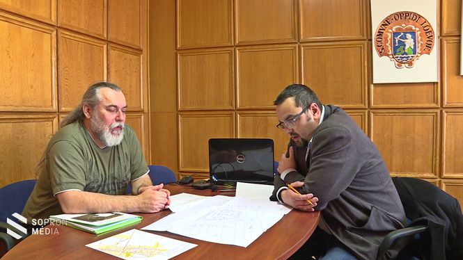 Schreiner Tamás és Hollósi Gábor tanácskoznak a horgásztóval kapcsolatban