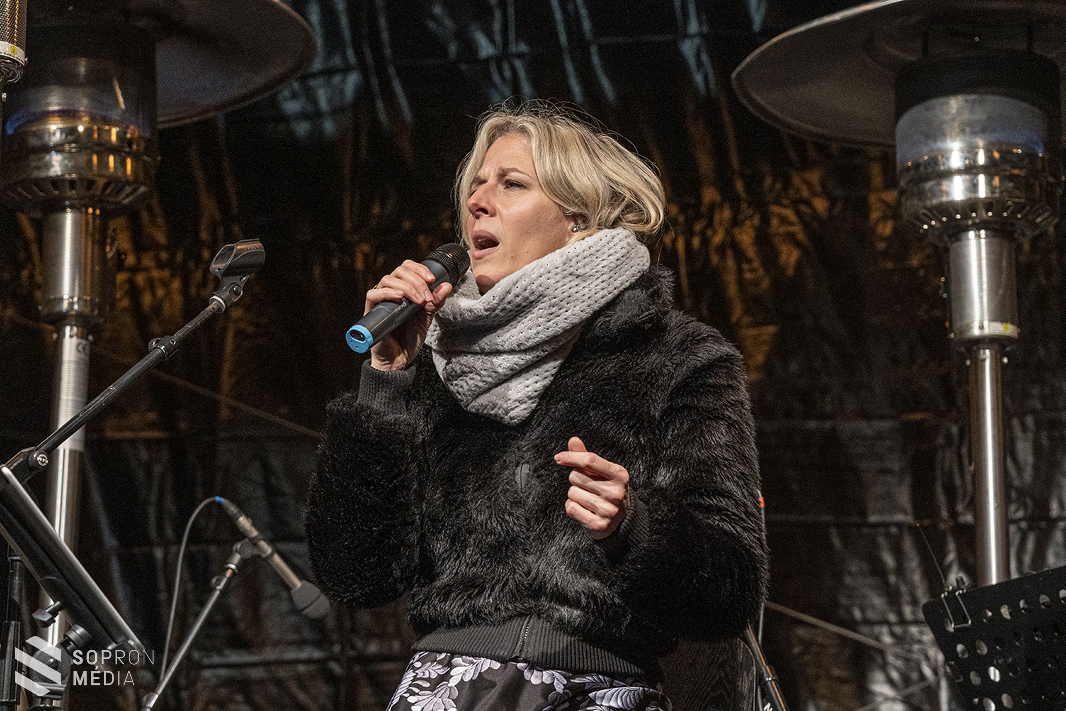 Megtelt a Révai utca a Jereván lakótelepen Wolf Kati soproni adventi koncertjén