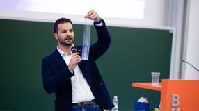 Rendhagyó fizikaórán vettek részt a berzsenyis diákok Kapu Tiborral