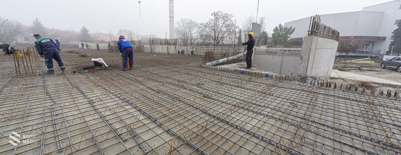 Gőzerővel épül az új parkolóház - Képek