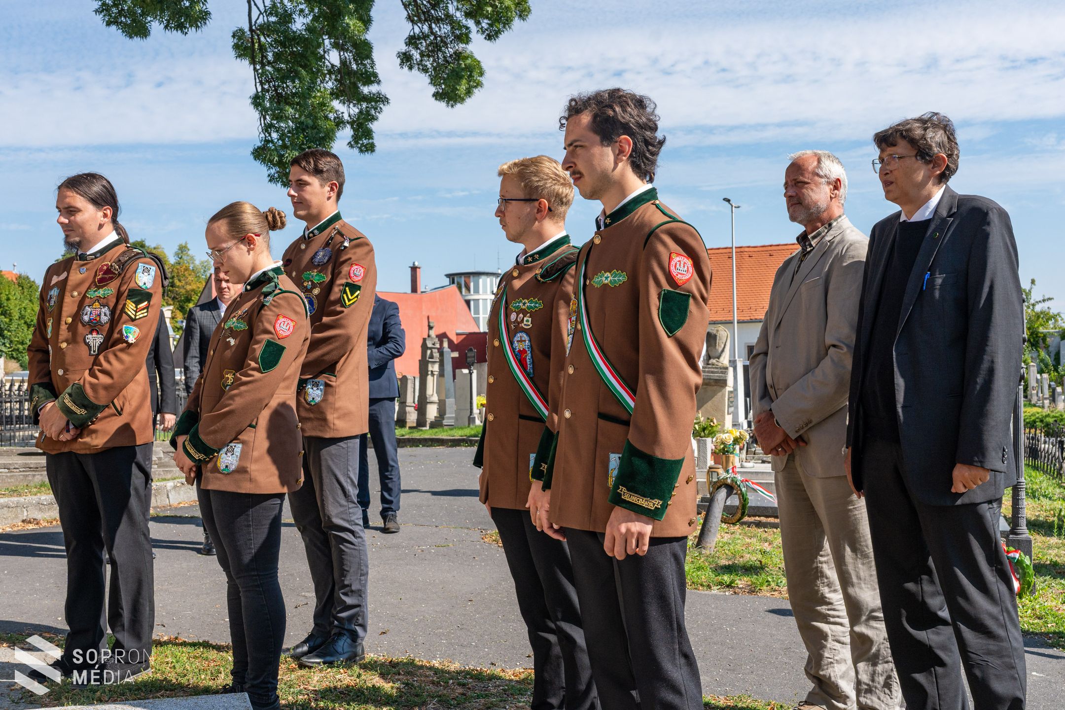 Tisztelet és dicsőség a bátraknak!