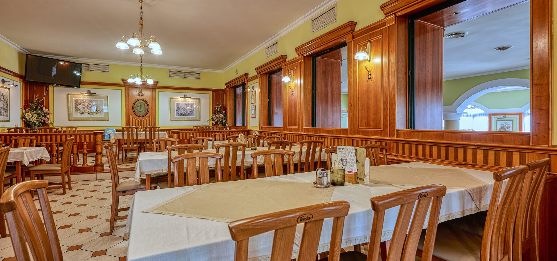 Reserve a table at the Tercia Kópháza Restaurant!