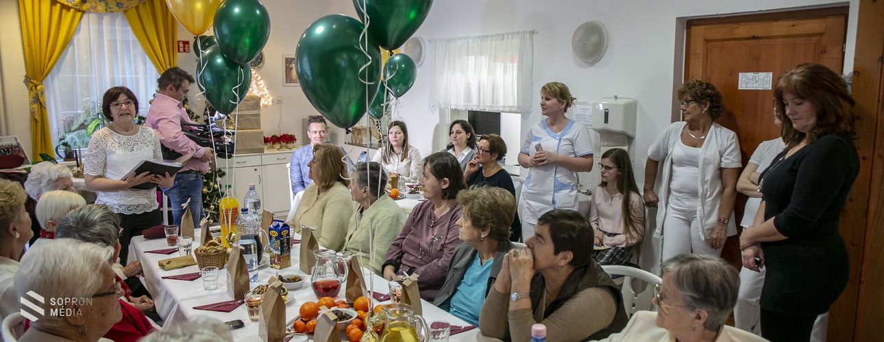 Színes műsorral ünnepelték a karácsonyt az idősek