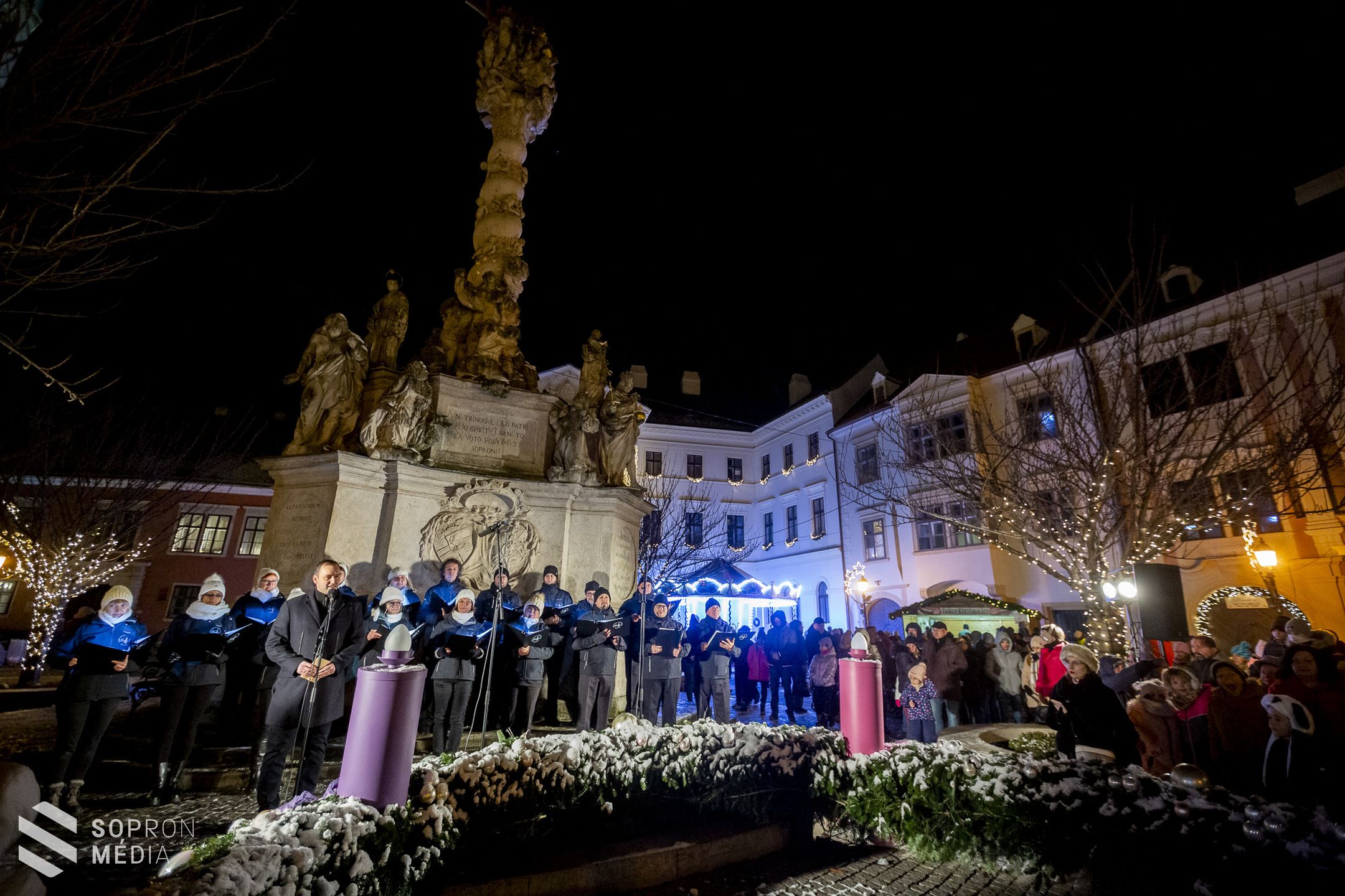 Fellobbant a hit lángja a város adventi koszorúján a Fő téren