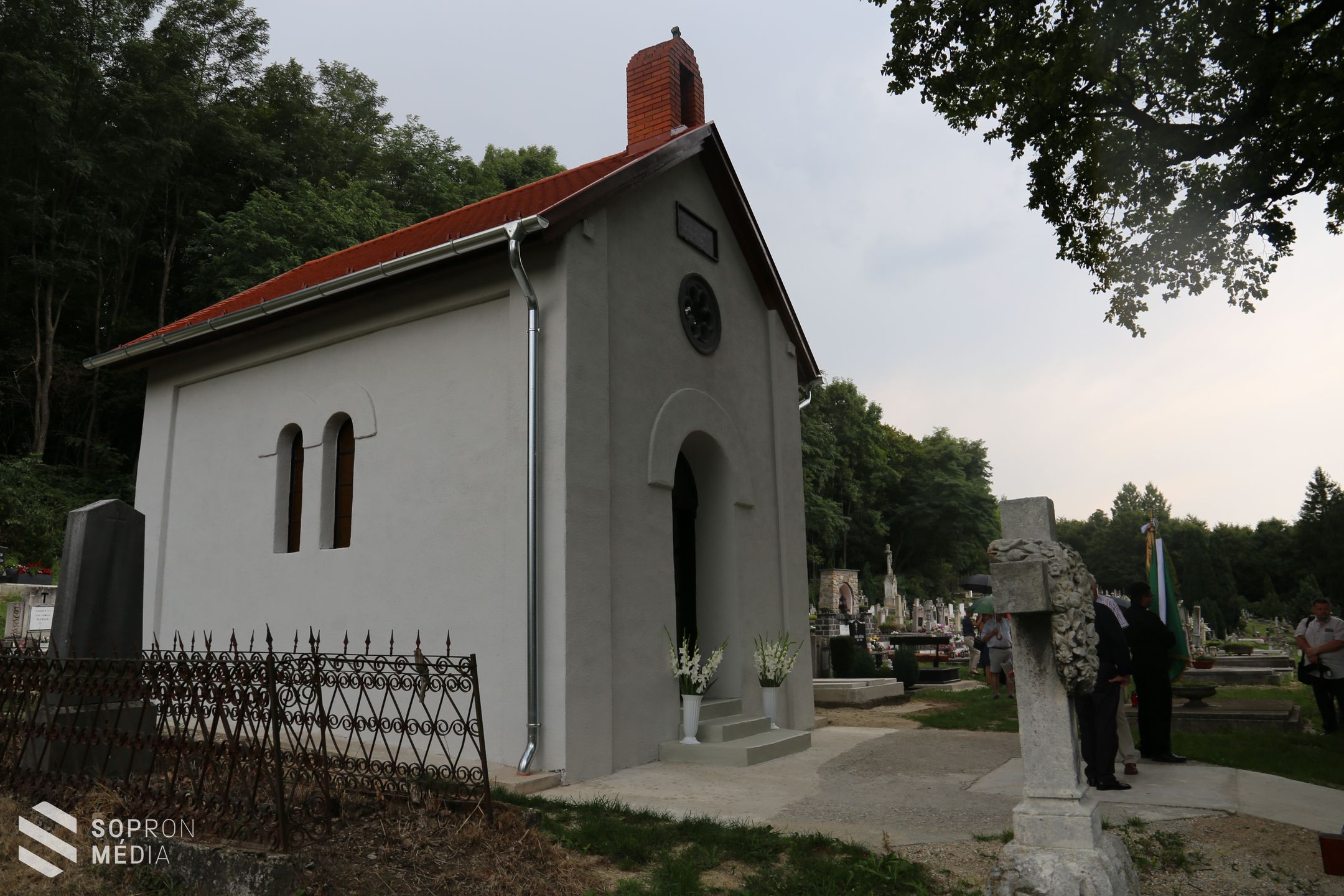 Megáldották a Szent Borbála temető megújult kápolnáját