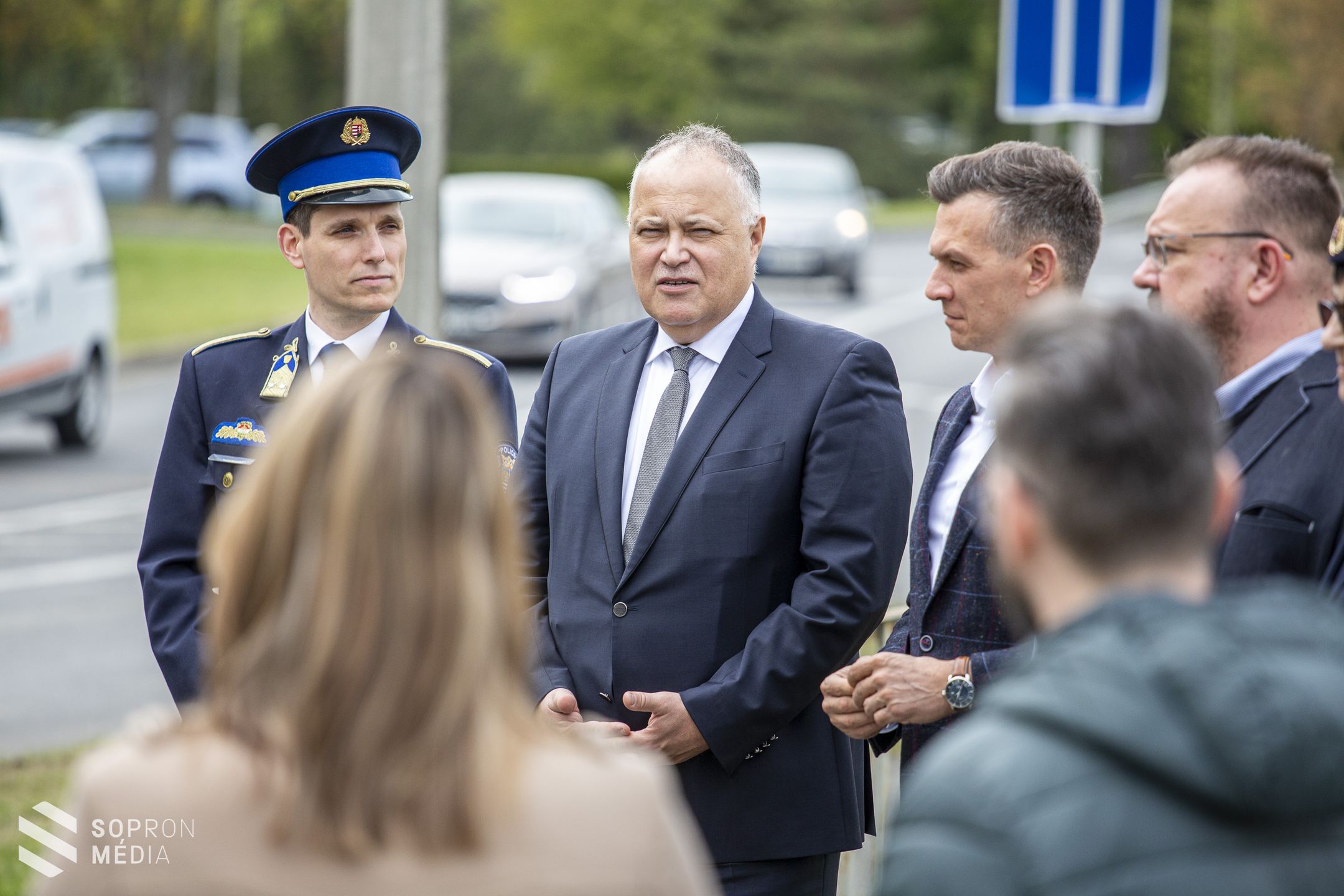 Figyelemfelkeltő feliratokkal hívják fel a figyelmet a biztonságos közlekedésre