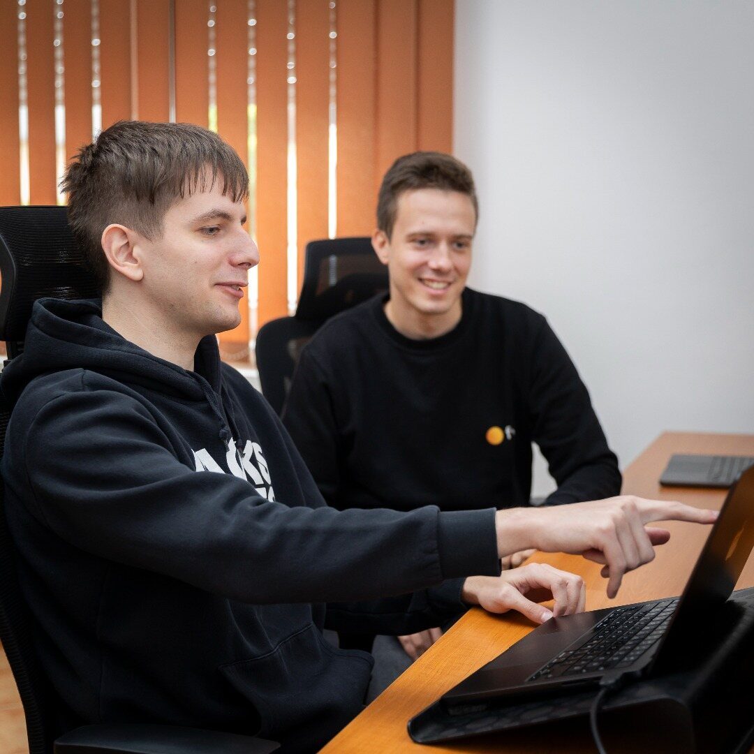 Két fws fejlesztő közösen dolgozik egy rendszeren a laptop előtt