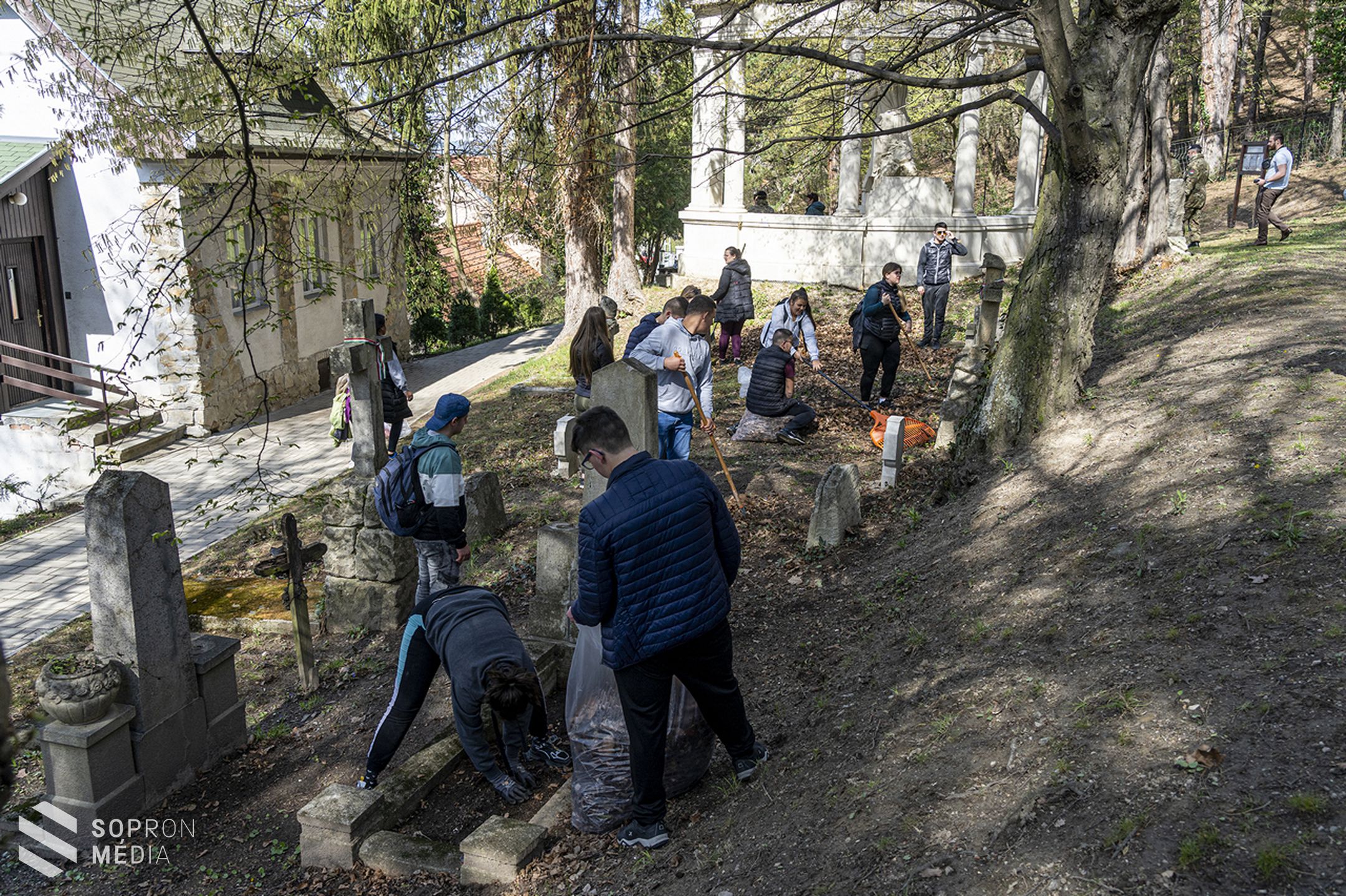 Erdélyi diákok végeztek hadisírgondozást Sopronbánfalván