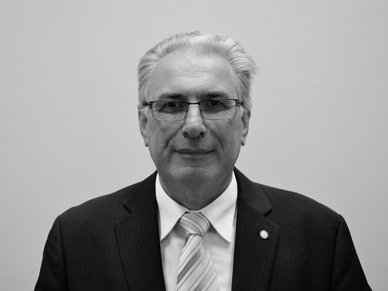 Elhunyt Gréczi József