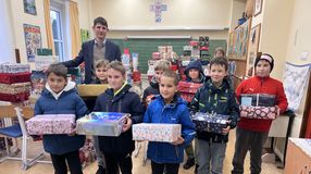 500 doboznyi szeretet – gyűjtéssel segítették a rászorulókat a Hunyadi diákjai