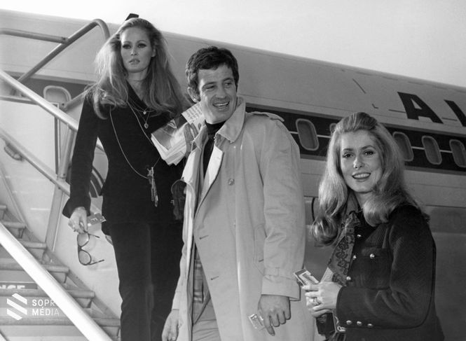 Jean-Paul Belmondo francia színész (k), Ursula Andress svájci (b), és Catherine Deneuve francia színésznő  a párizsi Orly repülőtéren 1960 november 3-án.