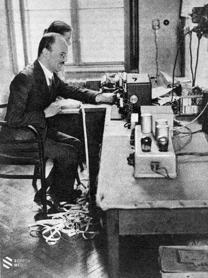 Hell-géppel dolgoznak a Magyar Távirati Iroda szerkesztőségében az 1930-as években