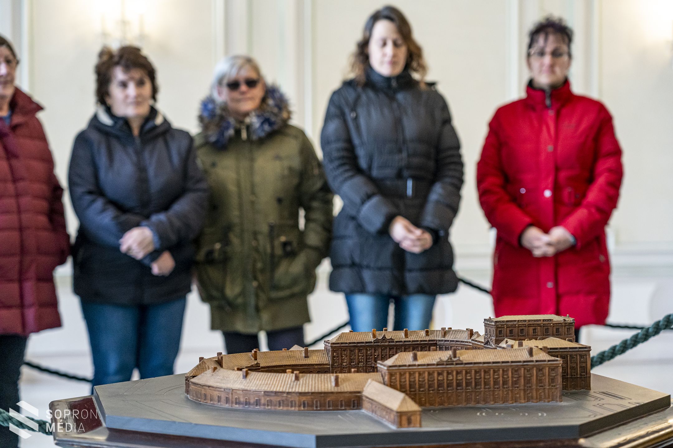 Pezsgős nőnapi tárlatvezetést tartottak a fertődi Esterházy-kastélyban
