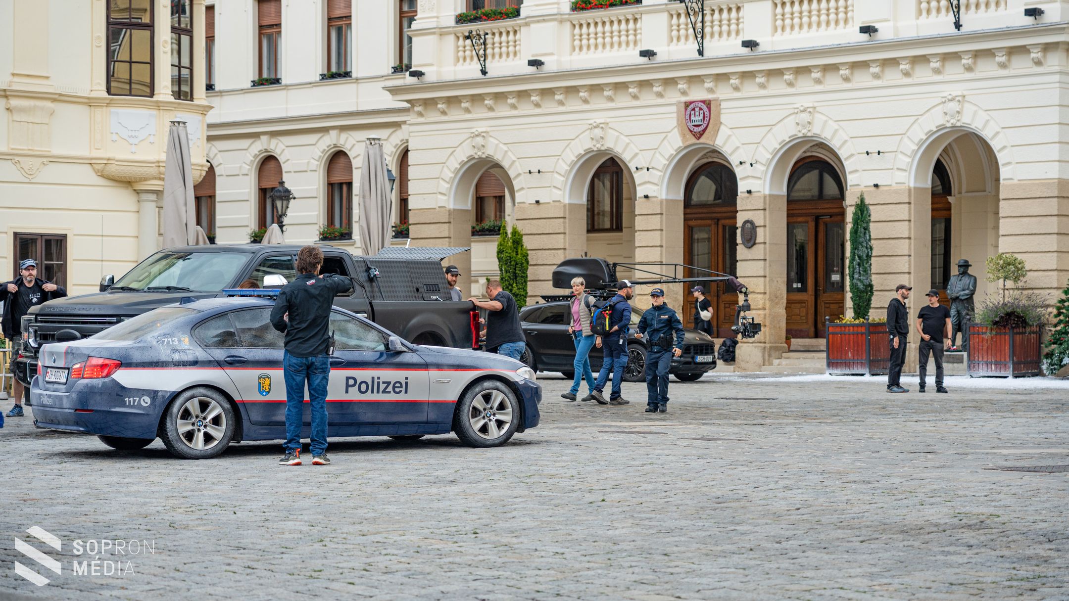 Filmforgatás Sopron szívében: havas díszlet és autós üldözés a nemzetközi produkcióban