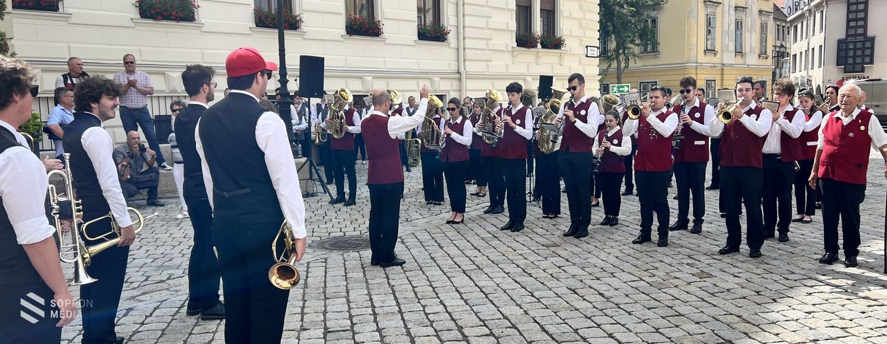 Fúvósok zenéjétől volt hangos Sopron Fő tere