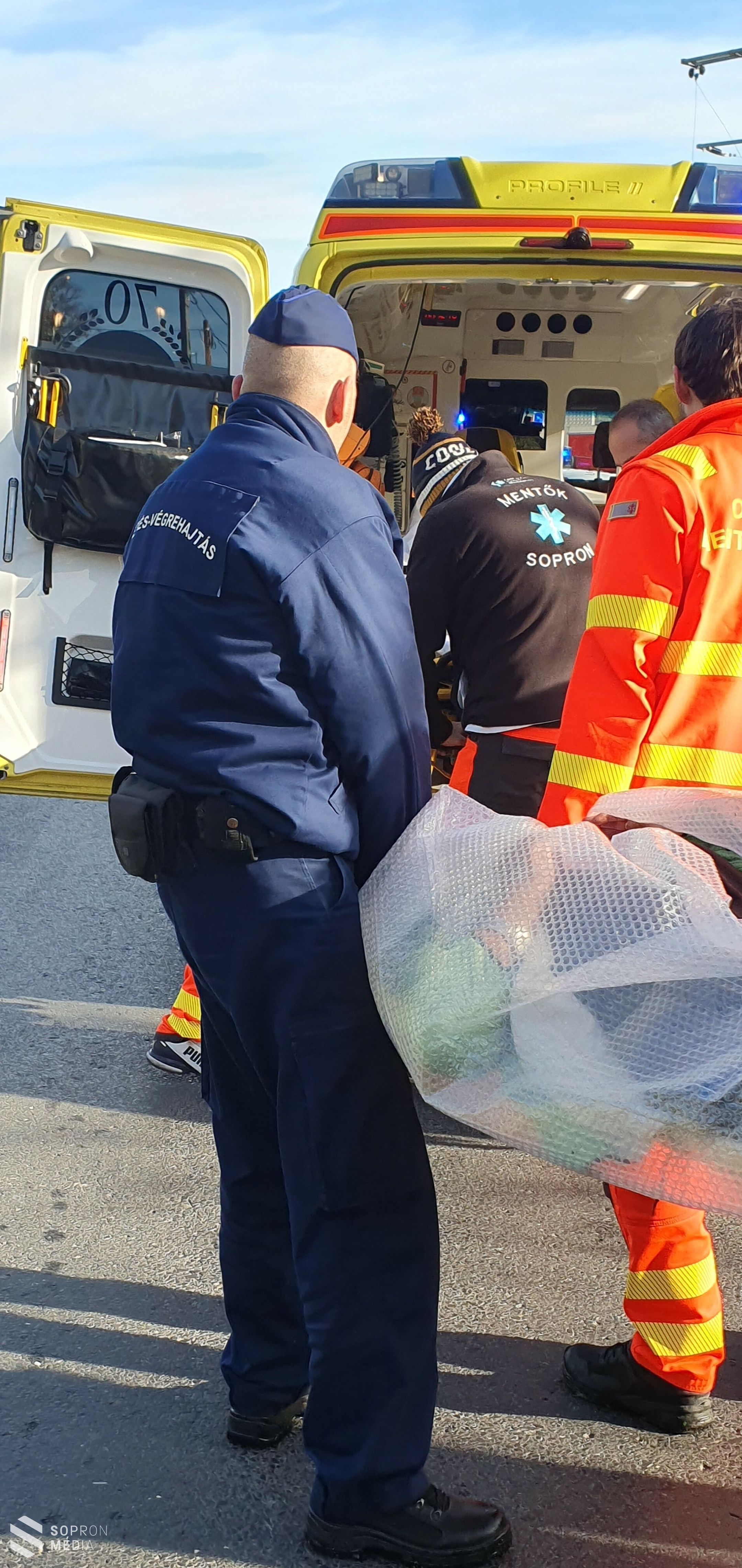 Hétköznapi hősök – Közlekedési balesetnél intézkedtek a sopronkőhidai bv. őrmesterek