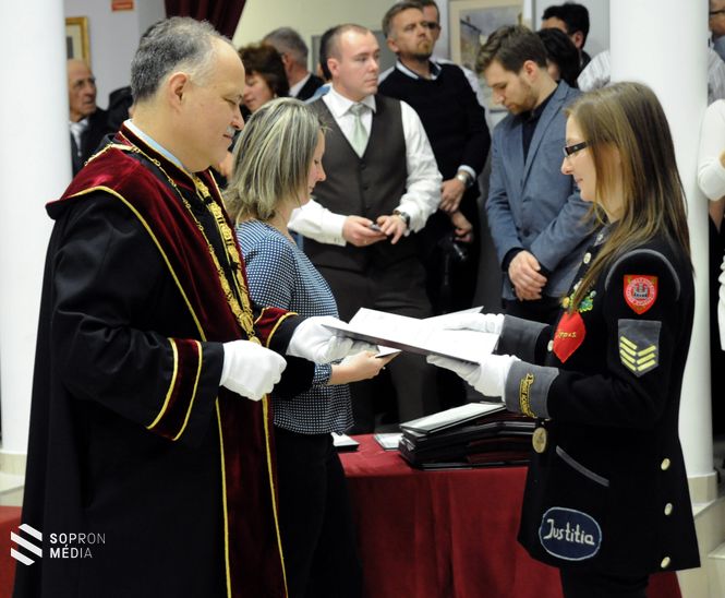 Dr. Fábián Attila dékán Föőr Viktória okleveles közgazdásznak adja át diplomáját
