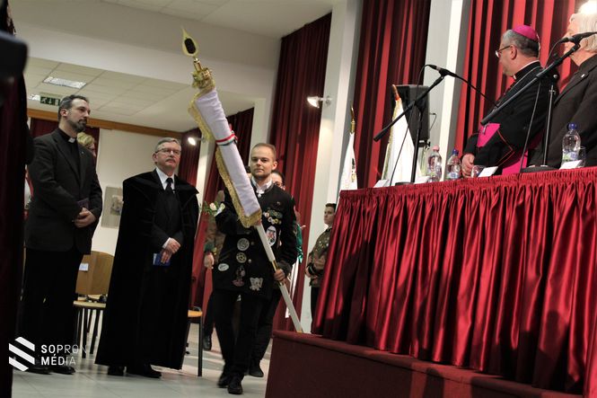 Érkezik a Soproni Egyetem zászlója