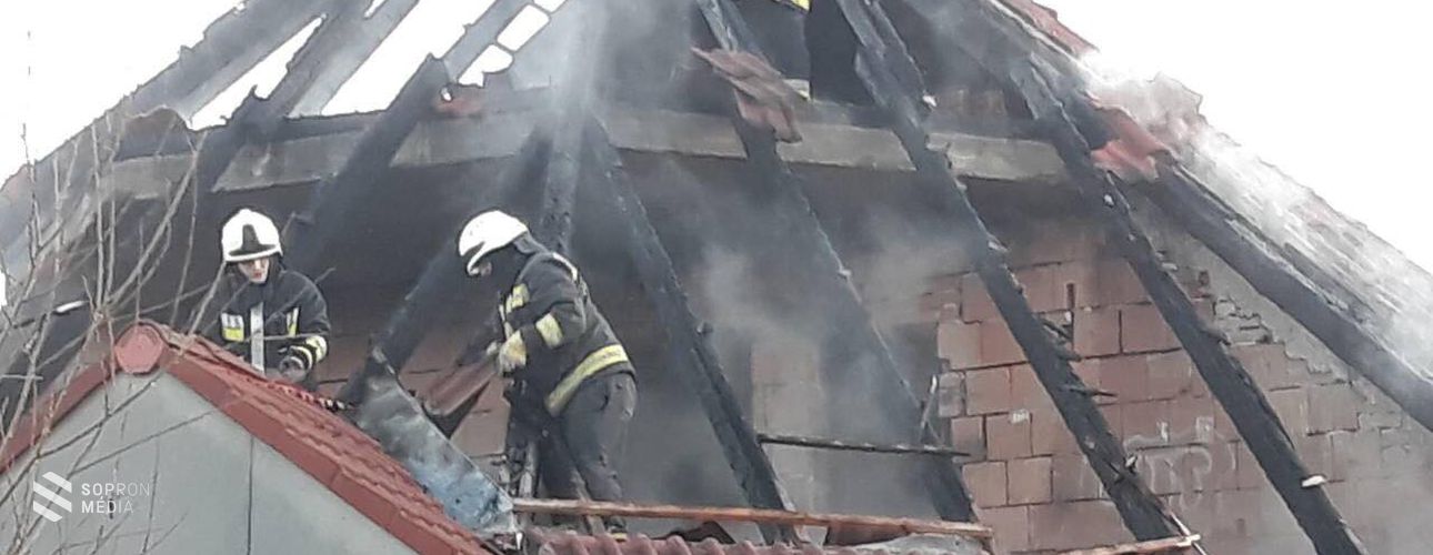 Tűz a Győri úton - A tetőszerkezetben csaptak fel a lángok