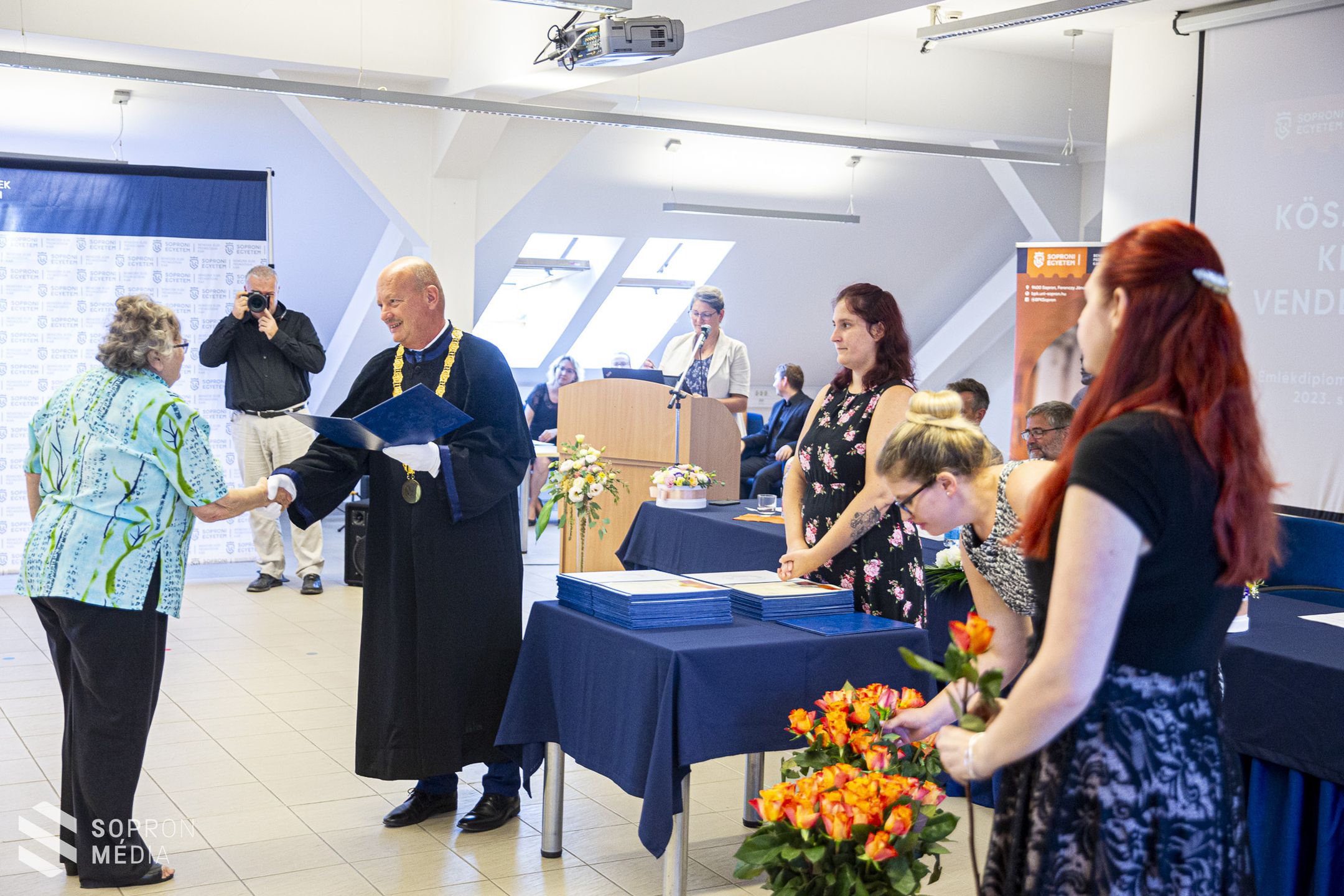 Emlékdiploma-átadó a Benedek Elek Pedagógiai Karon