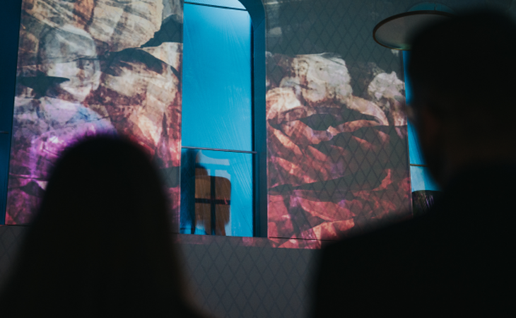 Haydn fényinstalláció a Márai Sándor Művelődési Központban