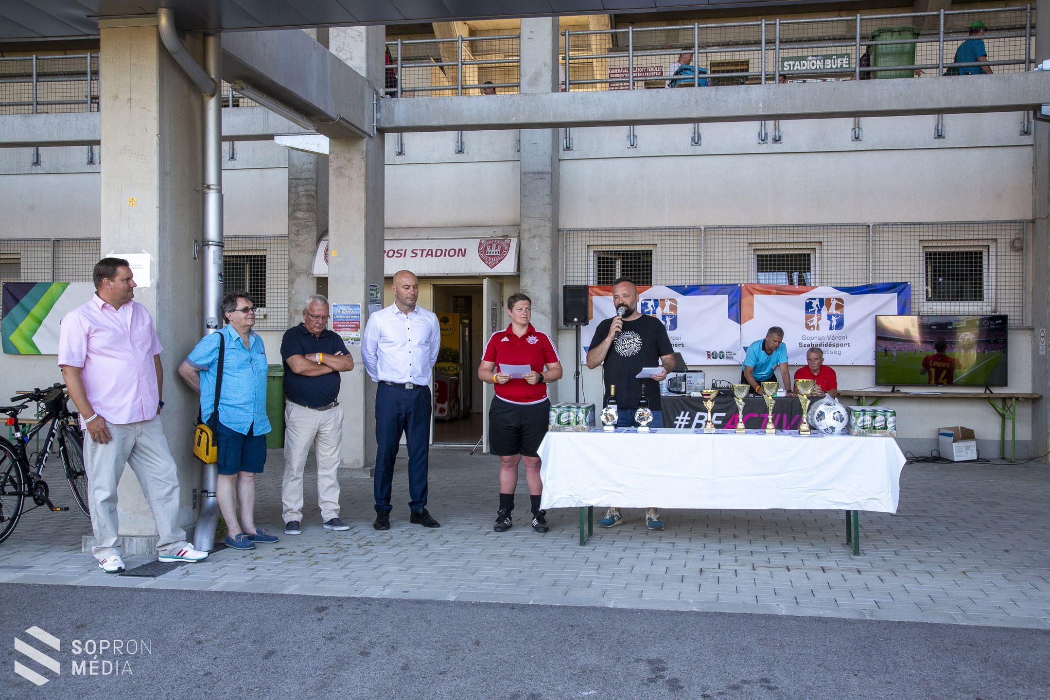 16 csapat vett részt a kispályás labdarúgótornán