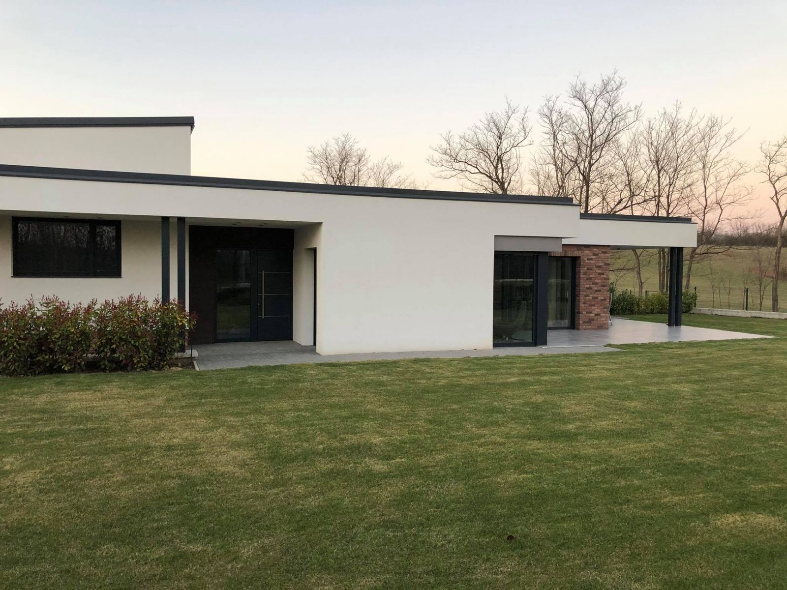 Internorm Ártér mögött a tájba simulva Győrújbaráton