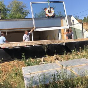 Domboldalba vájva Győr mellett