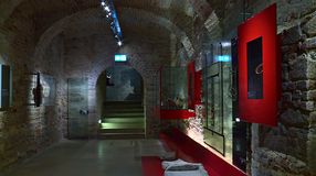 Pompás ékszerek, vámpírsír és lékelt koponya – Mindez egy tárlatban