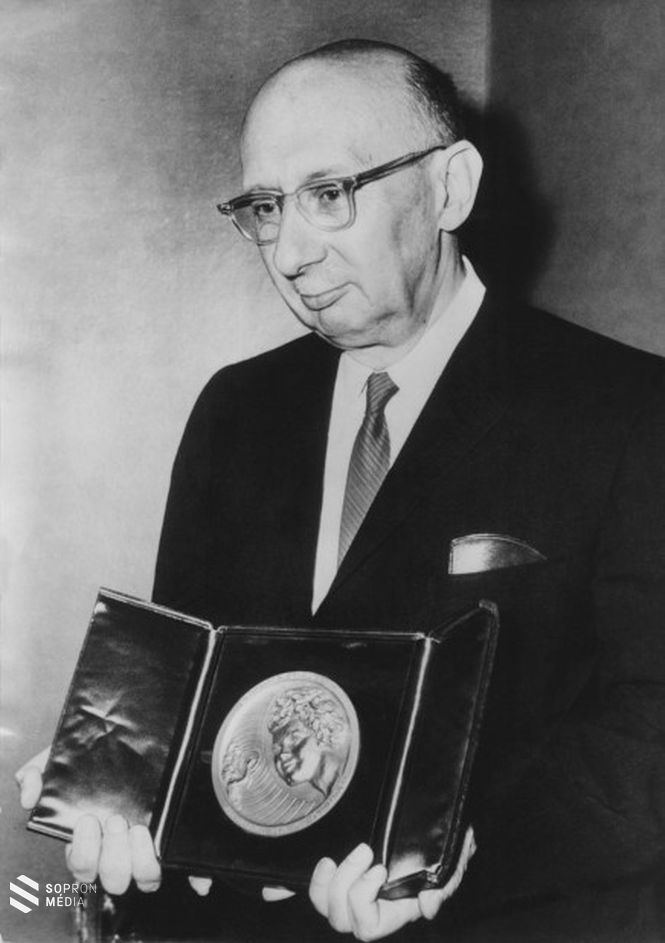 Békésy György (1899-1972) a Nobel-díjjal