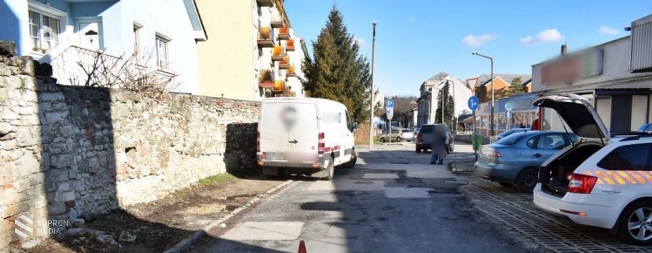 Tolatás közben okozott balesetet a soproni férfi 