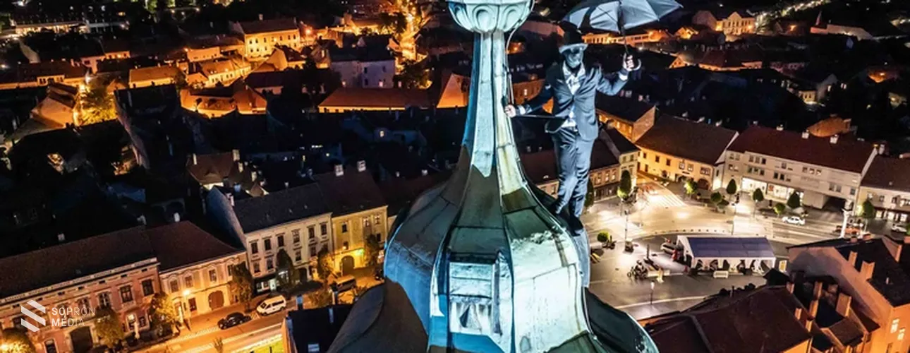 Négy év után újra felbukkant a titokzatos Esernyős Ember