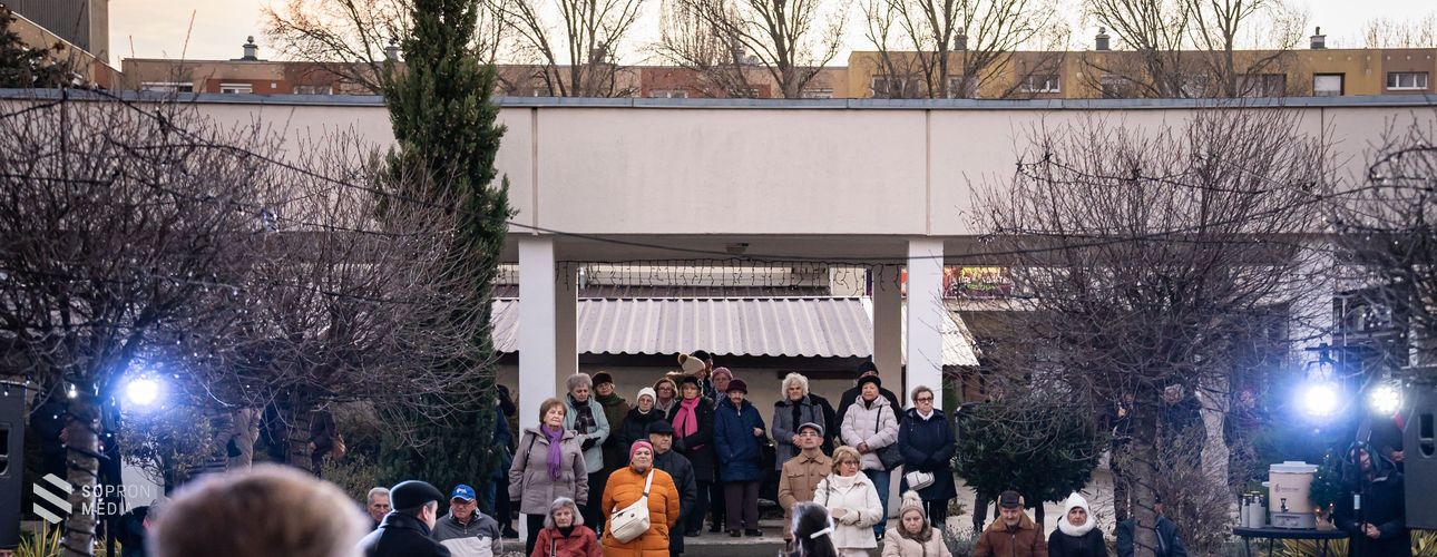 Meghitt adventi gyertyagyújtás a Jereván lakótelepen