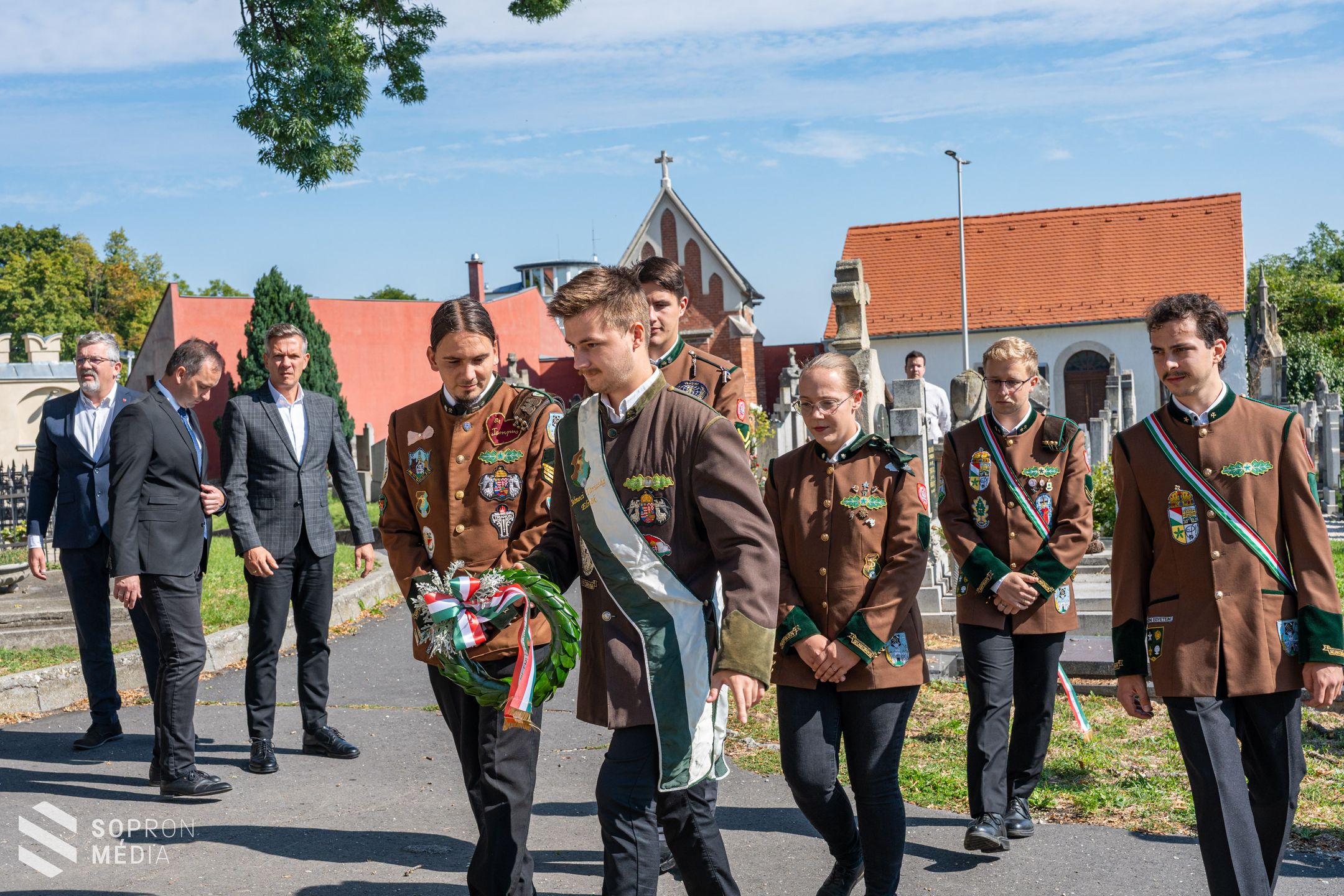 Tisztelet és dicsőség a bátraknak!