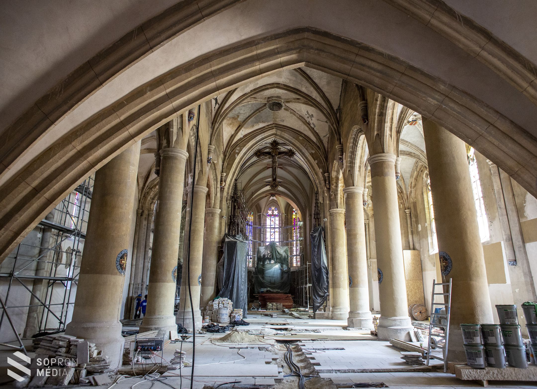 Jól haladnak a munkálatok a Szent Mihály-templomban
