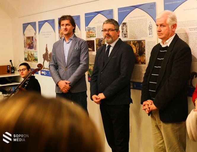Dr. Tóth Imre (bal szélen) a Mátyás király megkoronázásának 560. évfordulója alkalmából életre hívott kiállításon beszélt a legendás uralkodót övező érdekességekről