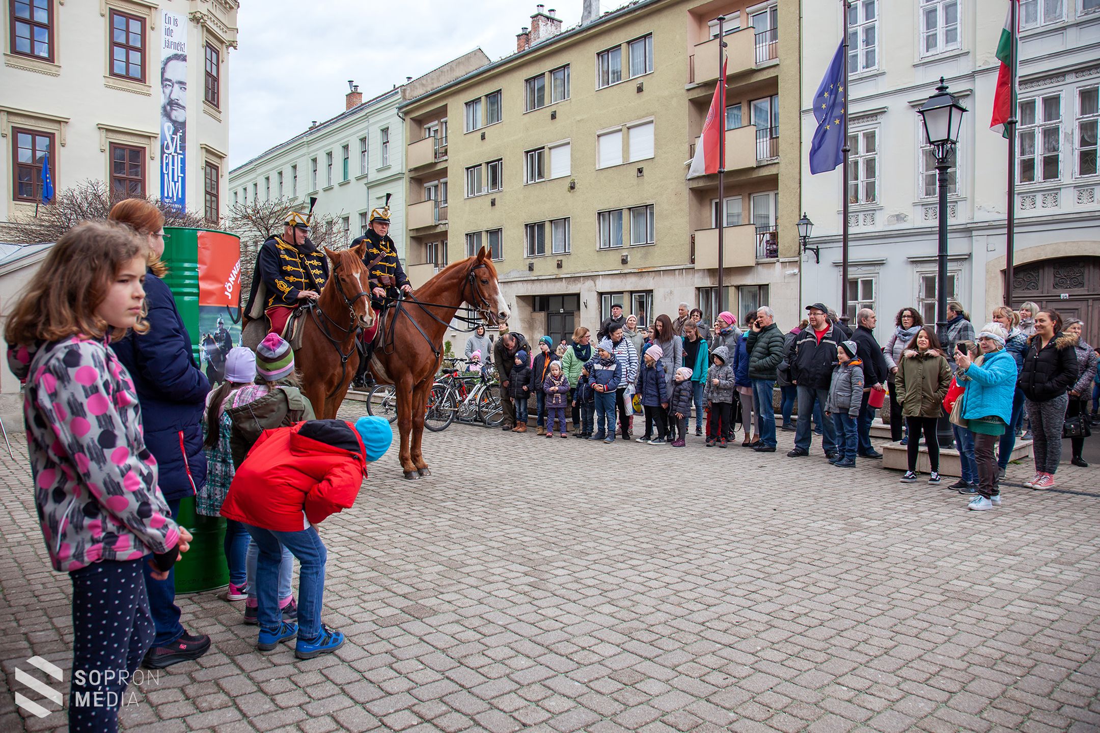 Ágyúdörgés és viselet bemutató is színesítette a családi napot