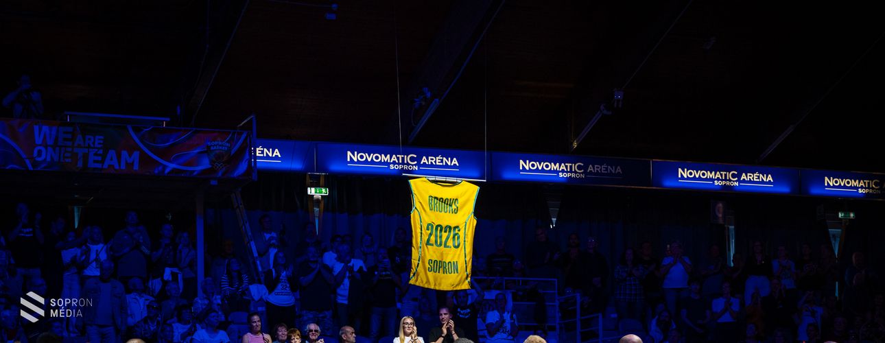 Ünnepélyesen búcsúztatták Jelena Brookst a Sopron Basket szezonnyitóján