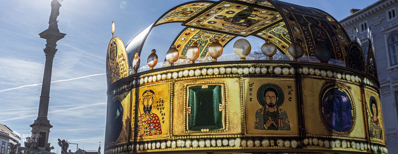 Elkészült a Szent Korona installáció