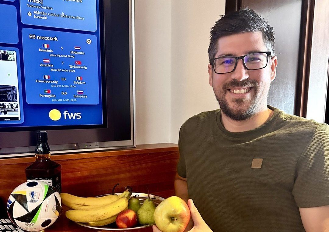 Dávid gyümölcsválasztás közben a Tipp.ly eredményeit is lecsekkolta házi versenyünkön