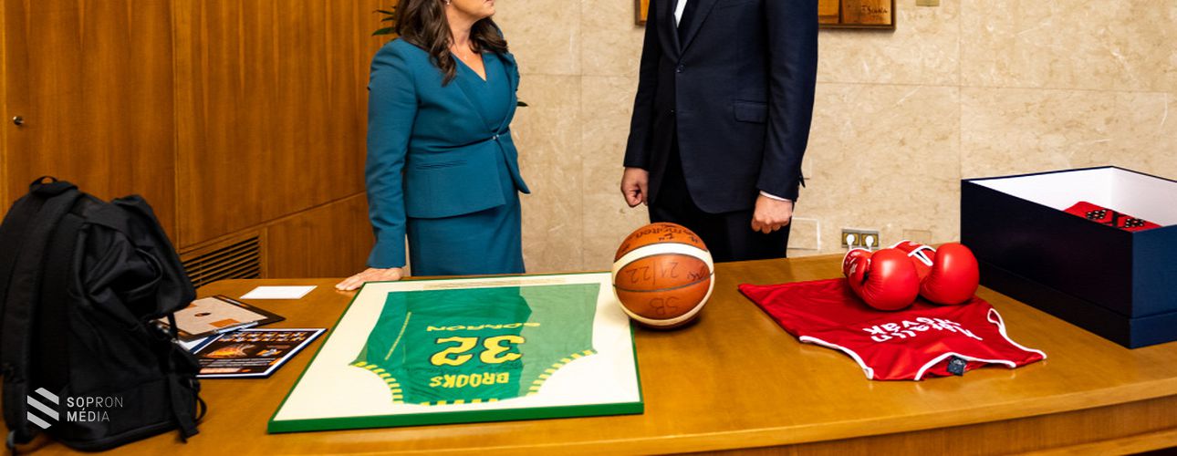 Novák Katalin köztársasági elnök a Sopron Basket ajándékait vitte a szerb fővárosba