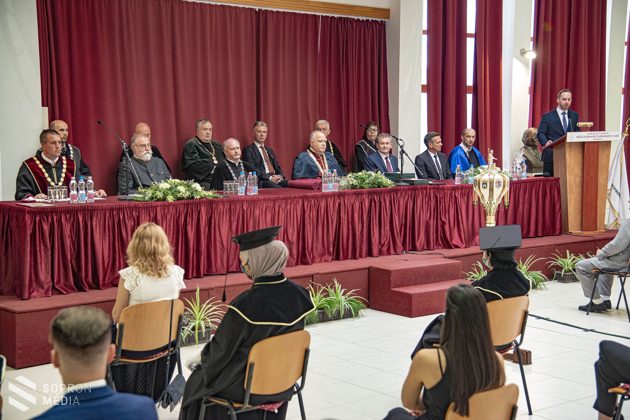 98 végzős hallgató vehette át szombaton a diplomáját