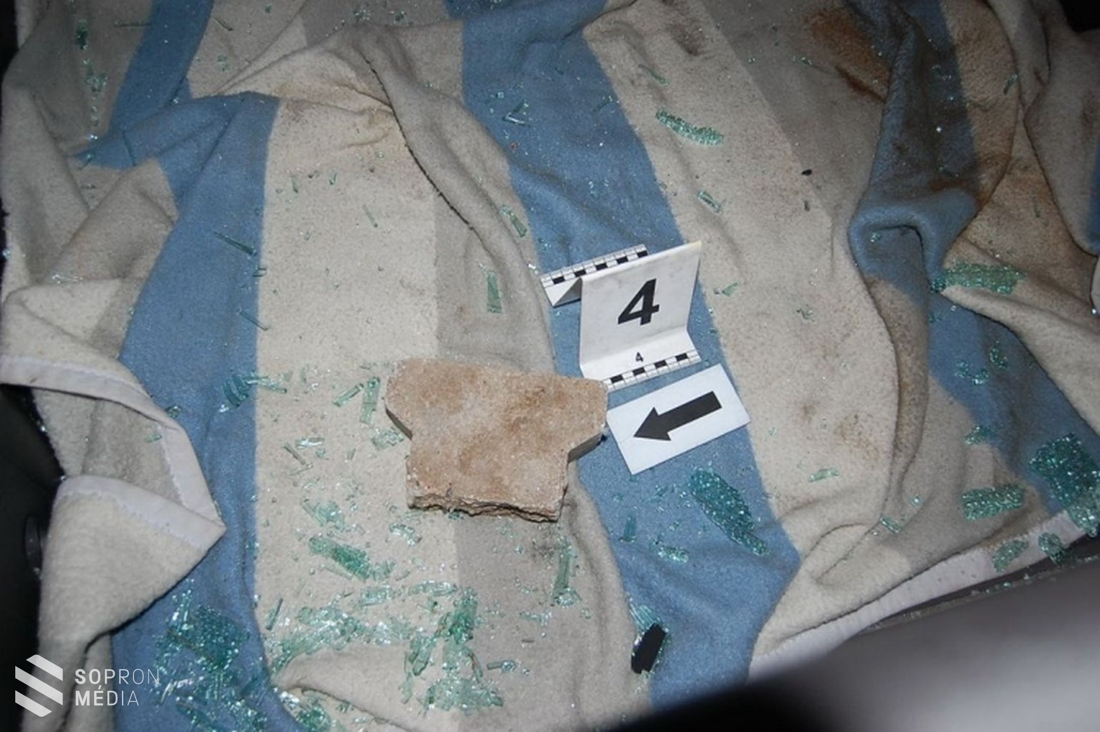 Két autó ablakát törte be egy férfi Sopronban, a rendőrök elfogták