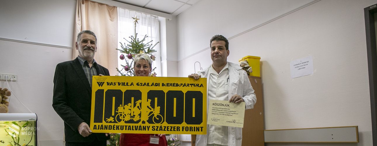 100 ezer forintot adományoztak a gyermekosztálynak